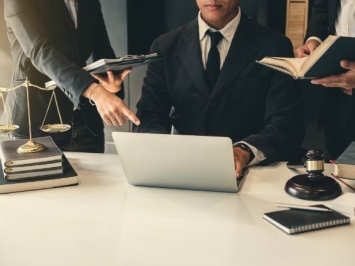 Có Nên Thuê Luật Sư Doanh Nghiệp