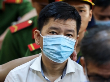 Cựu tổng giám đốc SCB khóc, nói 'không ngờ gây thiệt hại cho nhiều người'