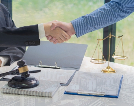 Có nên thuê Luật sư dân sự không?