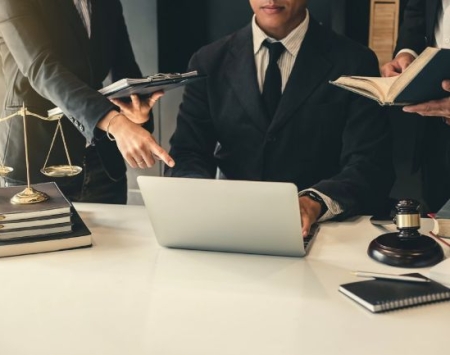 Có Nên Thuê Luật Sư Doanh Nghiệp